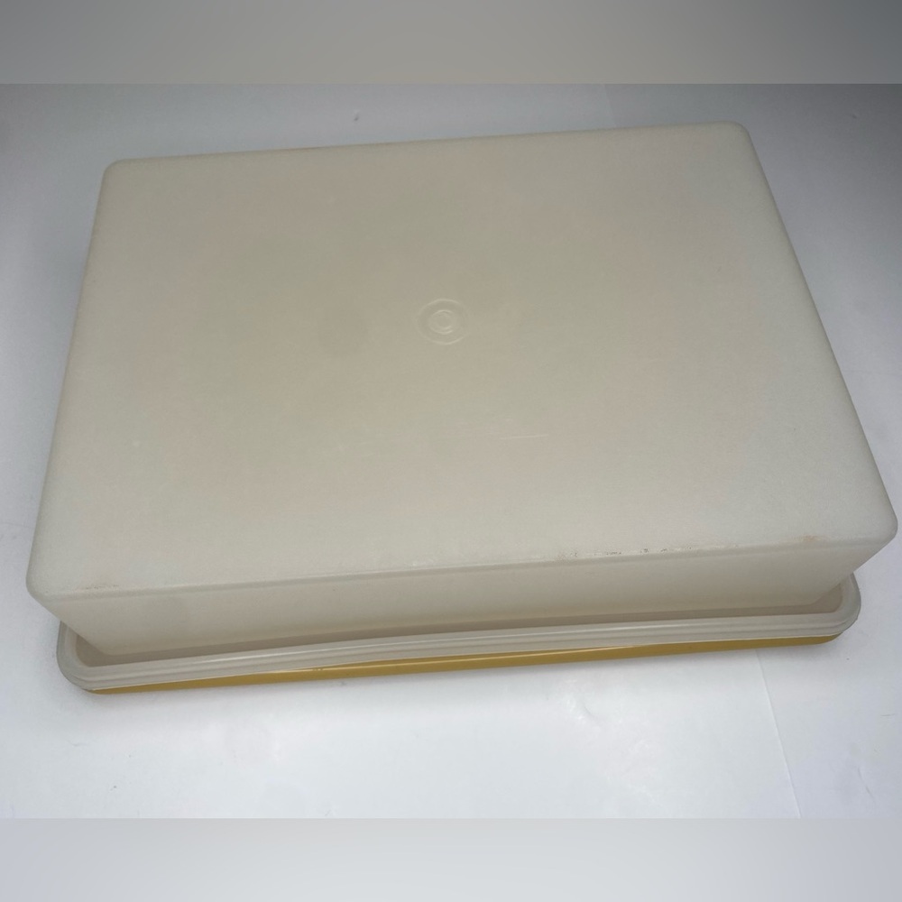 Vintage Tupperware 9x13 ‘Harvest Gold’ Sheet Cake Storage Container